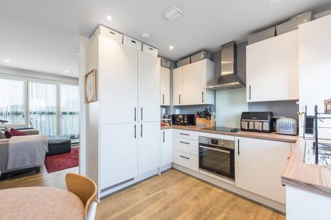 2 bedroom flat for sale, Station Road, New Southgate, London, N11