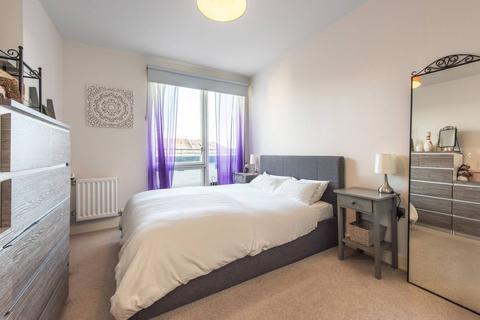 2 bedroom flat for sale, Station Road, New Southgate, London, N11