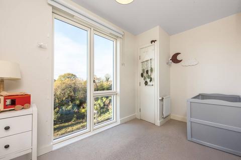 2 bedroom flat for sale, Station Road, New Southgate, London, N11