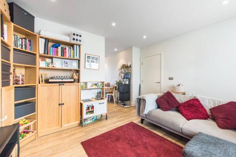 2 bedroom flat for sale, Station Road, New Southgate, London, N11