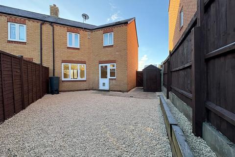 3 bedroom semi-detached house to rent, Poppy Close, Evesham