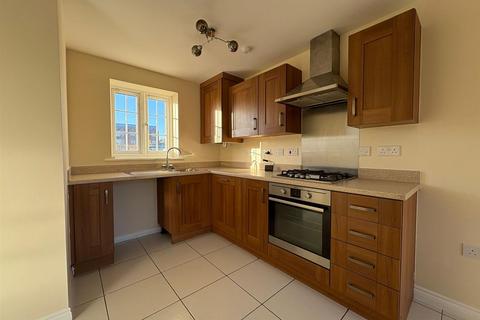 3 bedroom semi-detached house to rent, Poppy Close, Evesham