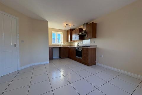 3 bedroom semi-detached house to rent, Poppy Close, Evesham