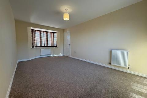 3 bedroom semi-detached house to rent, Poppy Close, Evesham