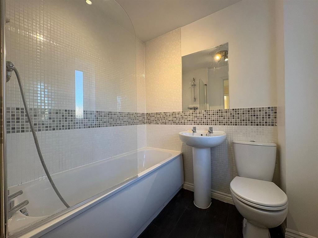 15 Poppy Close bathroom.jpg