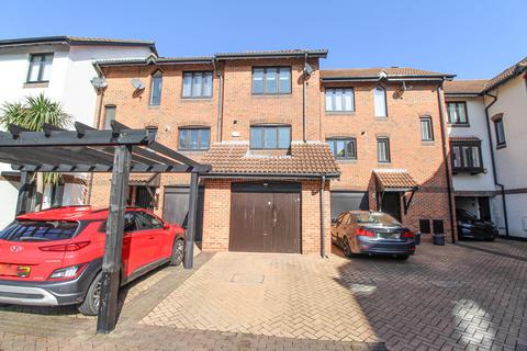 3 bedroom townhouse to rent, Channel Way, Southampton SO14