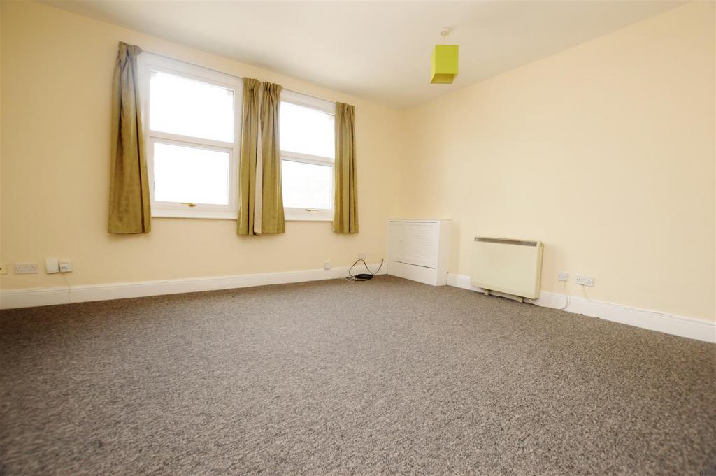 Flat 2, 123 Caversham Road August 17 (1).JPG
