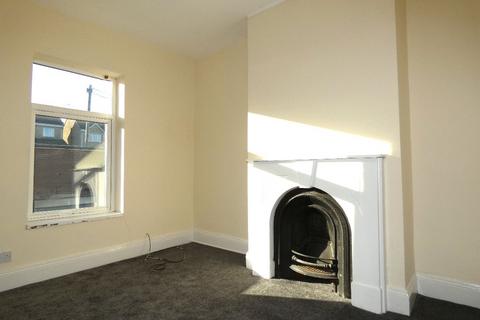 2 bedroom terraced house to rent, Bradford Road, Oakenshaw