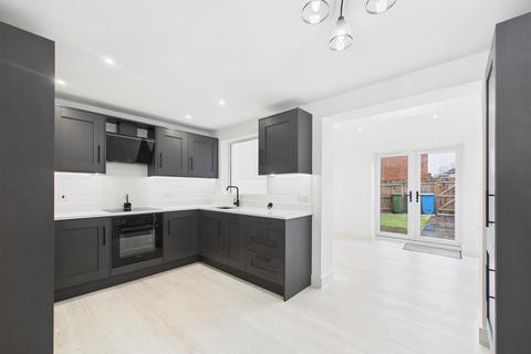 3 bedroom end of terrace house to rent, Trent Walk, Brough