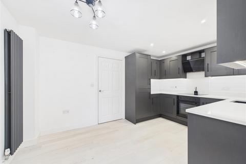 3 bedroom end of terrace house to rent, Trent Walk, Brough