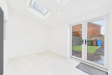 3 bedroom end of terrace house to rent, Trent Walk, Brough