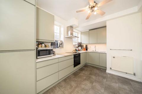 2 bedroom flat for sale, Vicarage Crescent, London SW11