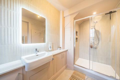 2 bedroom flat for sale, Vicarage Crescent, London SW11