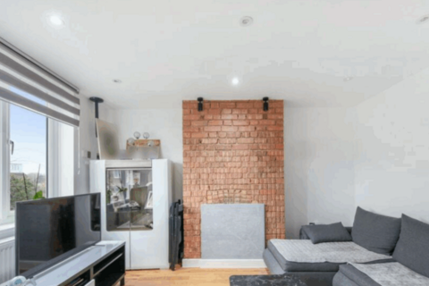4 bedroom flat for sale, Green Street, London EN3