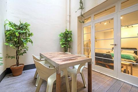 2 bedroom flat to rent, Queens Gardens, London W2