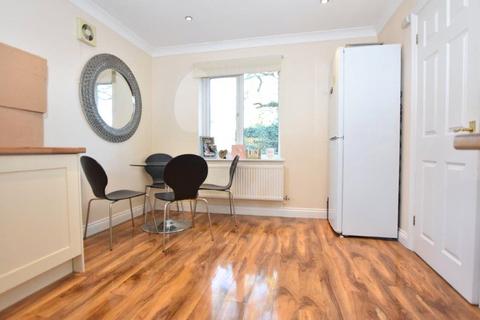 3 bedroom semi-detached house to rent, Evenlode Drive, Didcot, Oxfordshire, OX11