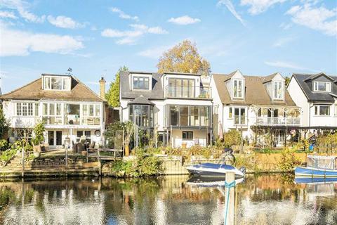 Riverside, Sunbury-On-Thames TW16