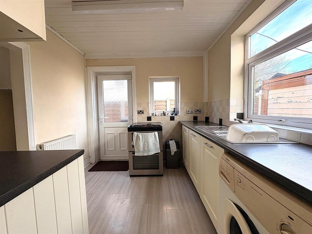 Kitchen 2.jpg