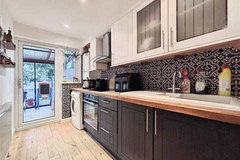 2 bedroom maisonette for sale, Lavender Road, London SE16