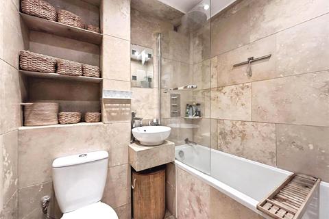 2 bedroom maisonette for sale, Lavender Road, London SE16