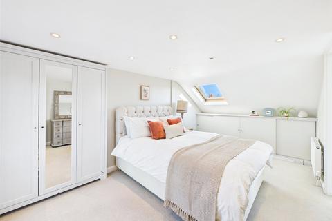 2 bedroom apartment to rent, Dancer Road, Surrey
