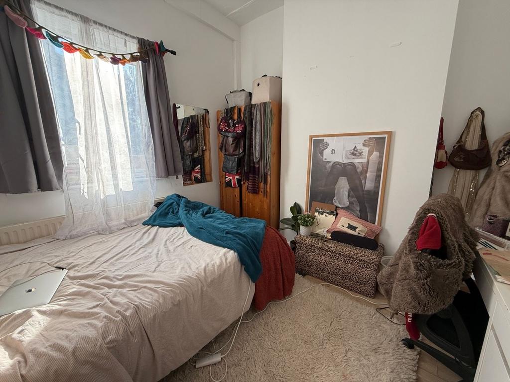 Bright, cosy double bedroom with a large window...