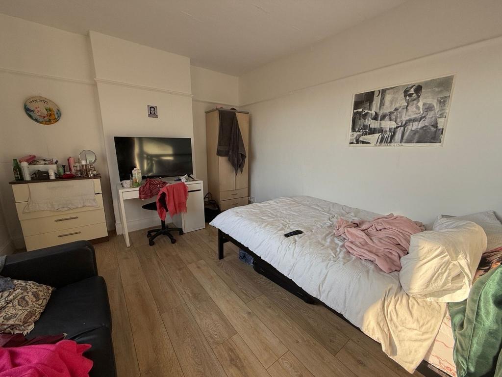 Bright, tidy bedroom with a comfortable single ...