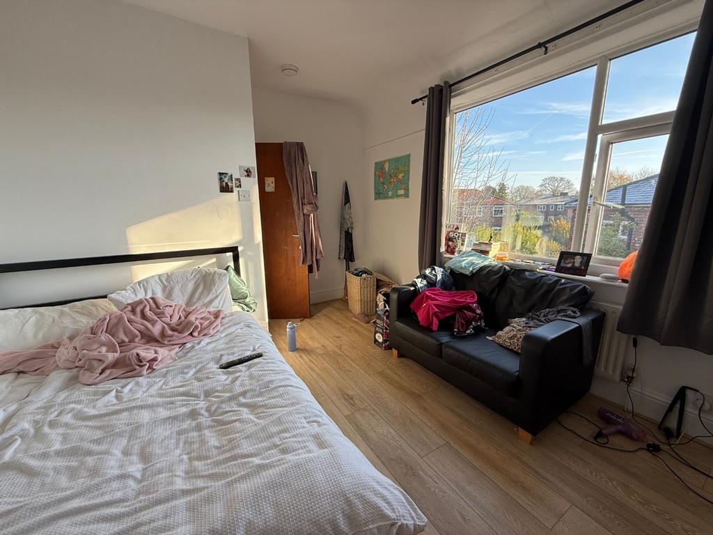 Bright double bedroom with a double bed, natura...