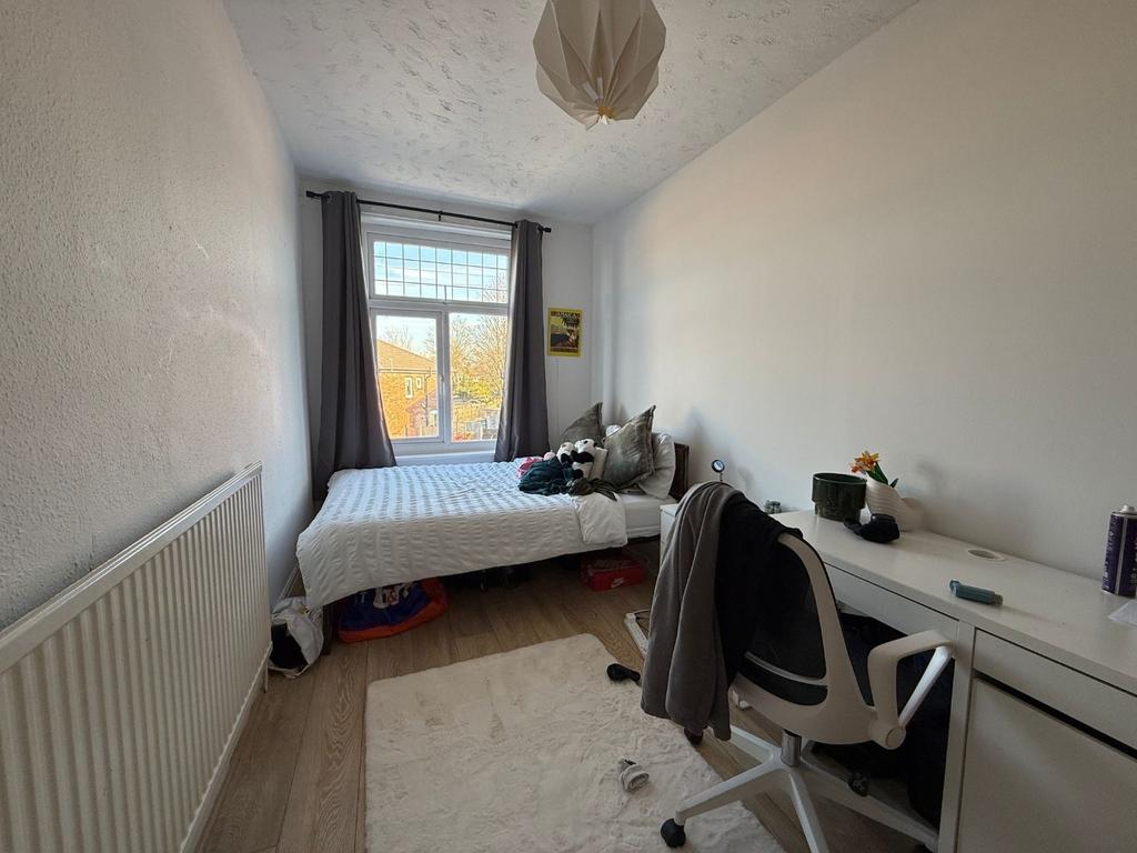 Bright, tidy bedroom with a comfy single bed by...