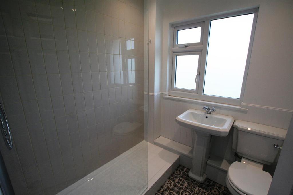 Thegranarycrowle,shower.JPG