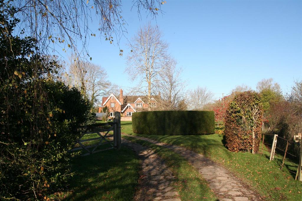 Thegranarycrowle,drive2.JPG