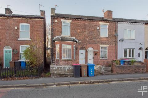 2 bedroom end of terrace house to rent, Moorside Road, Manchester M27