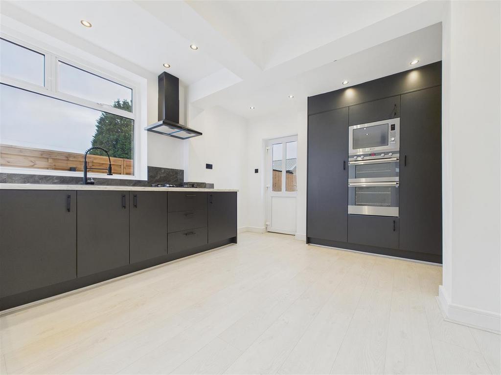 CAM01407 G0-PR0034-STILL008.jpg