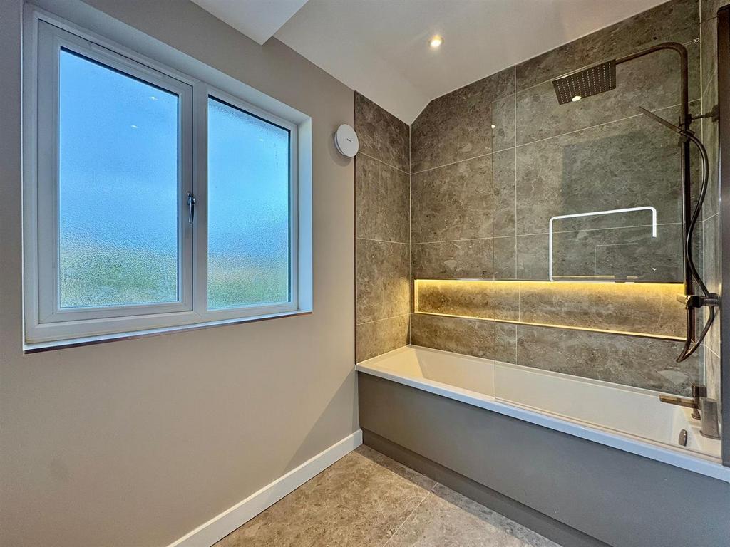 Bathroom (3).jpg