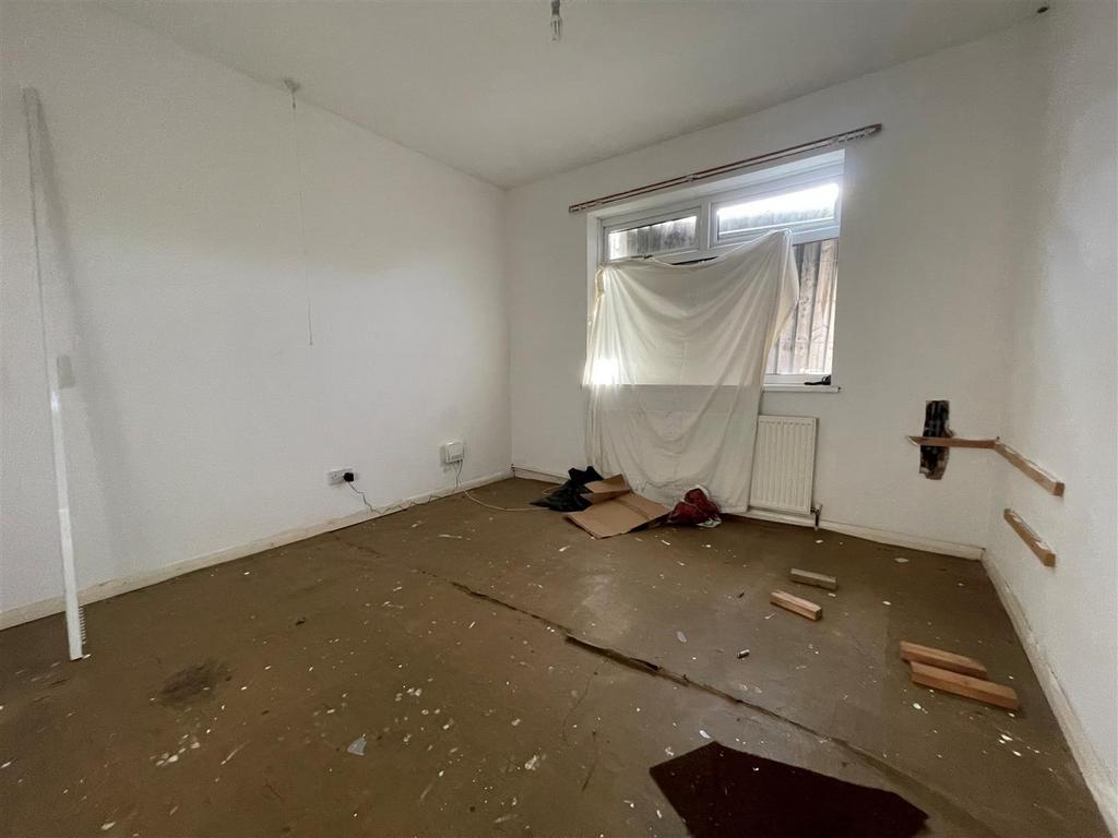 Bedroom 1.jpg