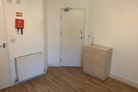 Studio to rent, Station Road, Harrow HA1