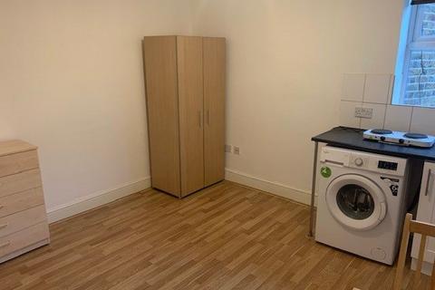 Studio to rent, Station Road, Harrow HA1