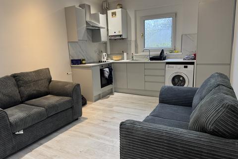 4 bedroom flat to rent, Miskin Street