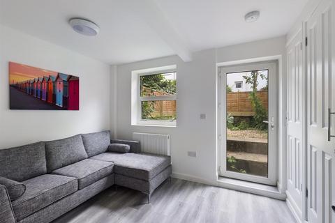 6 bedroom terraced house to rent, Inverness Road, Brighton