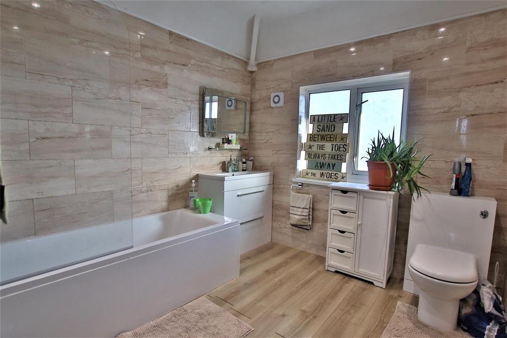 Margaret Road, Priors Park, Tewkesbury - Bathroom