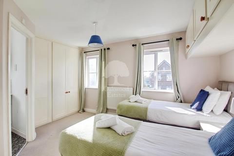 undefined, Arklay Close, Hillingdon UB8