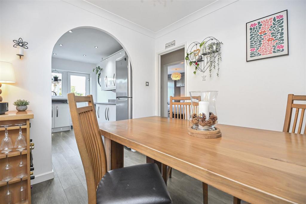 17 Thames Avenue Dining Room (2).jpg