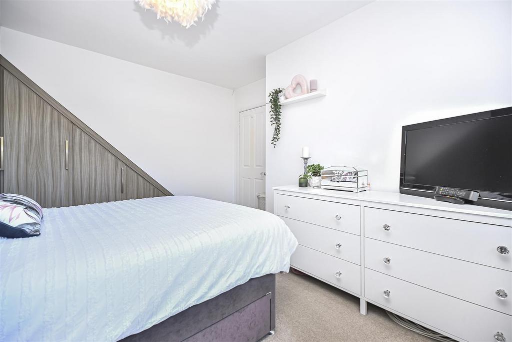 17 Thames Avenue Bedroom 1 (1).jpg