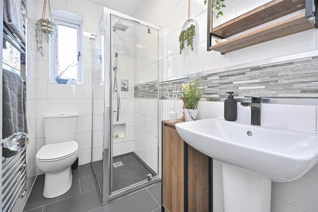 17 Thames Avenue Bathroom.jpg
