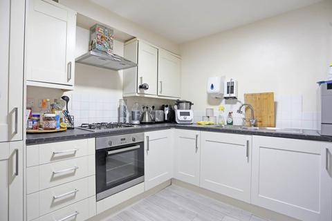2 bedroom flat to rent, Arterial Avenue, Rainham