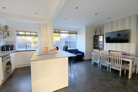 3 bedroom semi-detached house for sale, Queen Mary Avenue, Cleethorpes