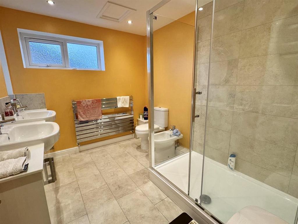 En suite shower room/wc