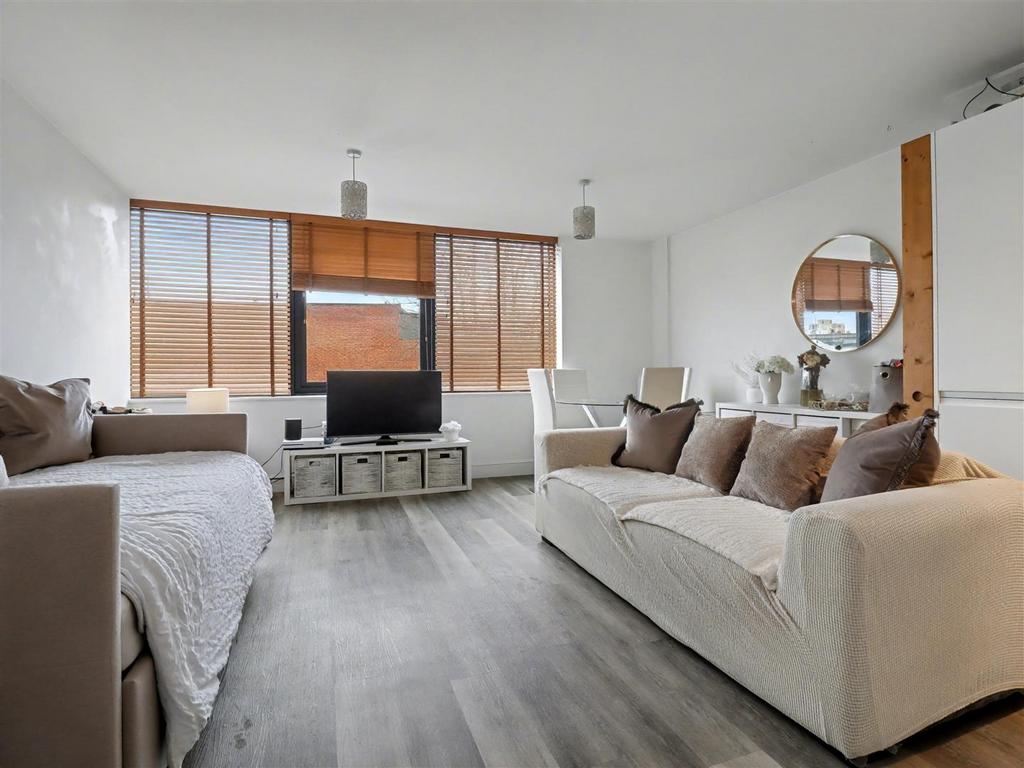 Sitting/dining room