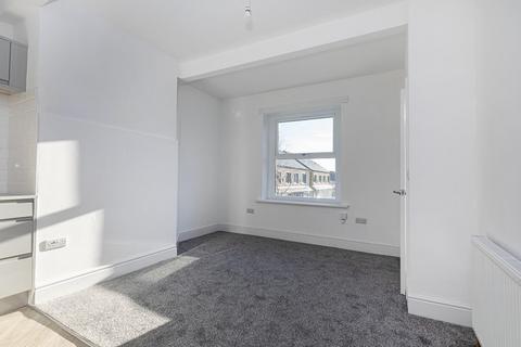 2 bedroom terraced house to rent, Cowrakes Road, Huddersfield HD3