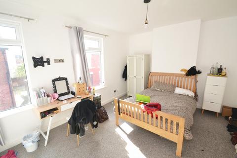 6 bedroom detached house to rent, Upper West Grove, Manchester M13